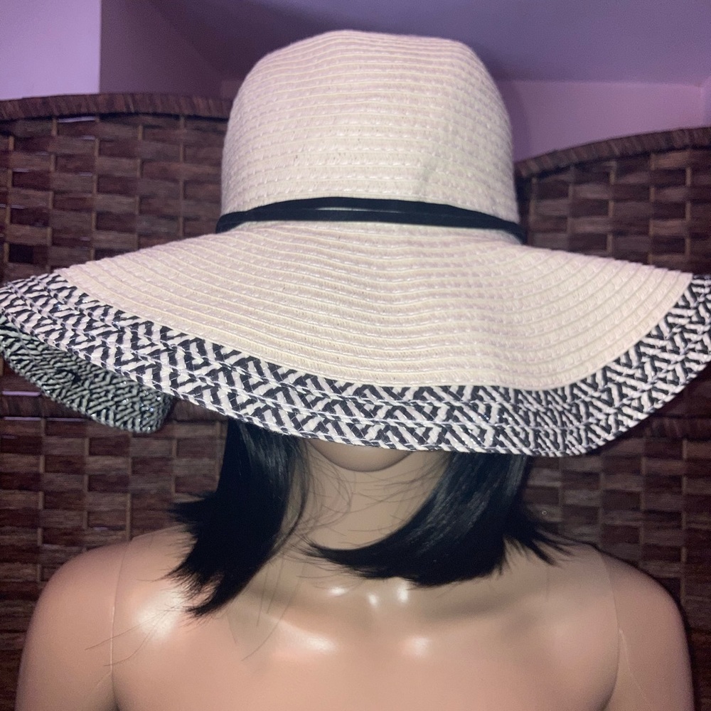 Beach Picnic Floppy Hat Black & White One Size Never Worn